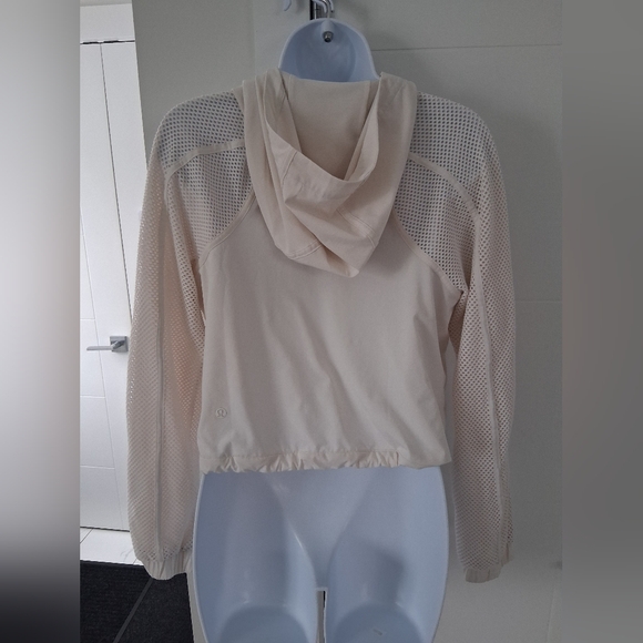 Lululemon/ Catch A Breeze/ Slightly Cropped Pullover/ Approx. Size US M/6 - Picture 7 of 15